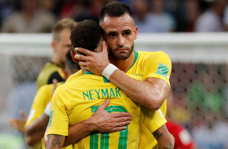 Neymar than tho, cau thu Brazil cui dau sau that bai hinh anh 5