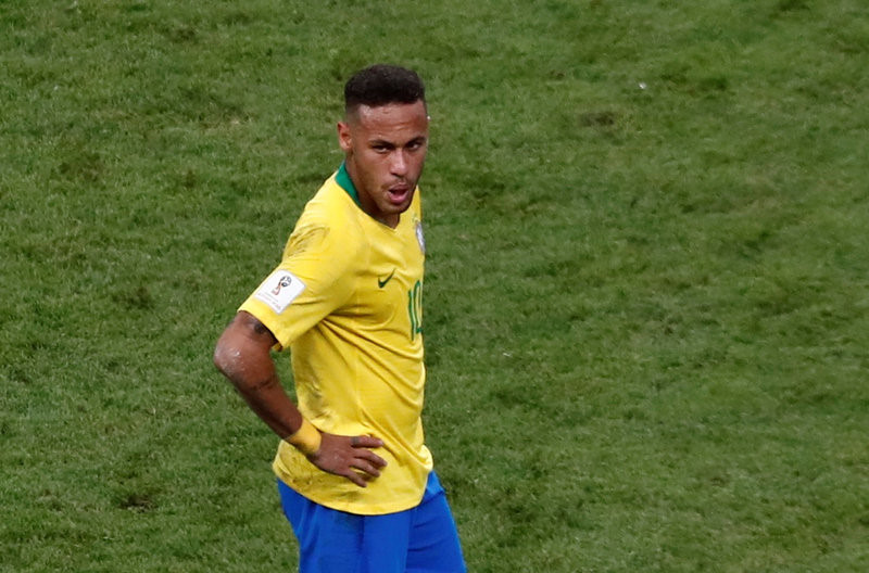 Neymar than tho, cau thu Brazil cui dau sau that bai hinh anh 1